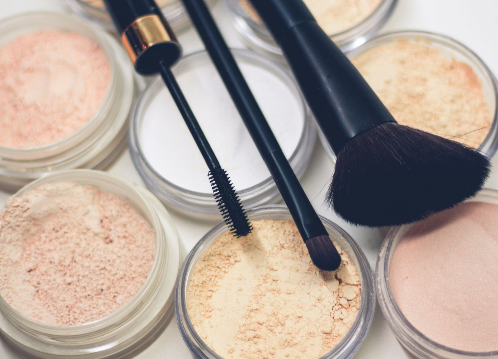 Consumer Products - Makeup by Rosa Rafael via Unsplash