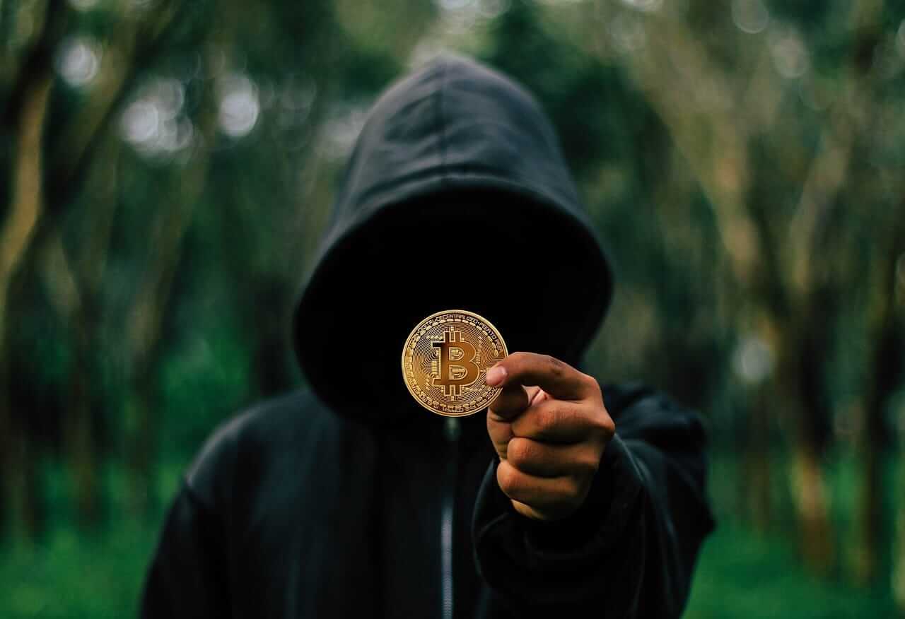 Bitcoin hacker in hood by Tumisu via Pixabay