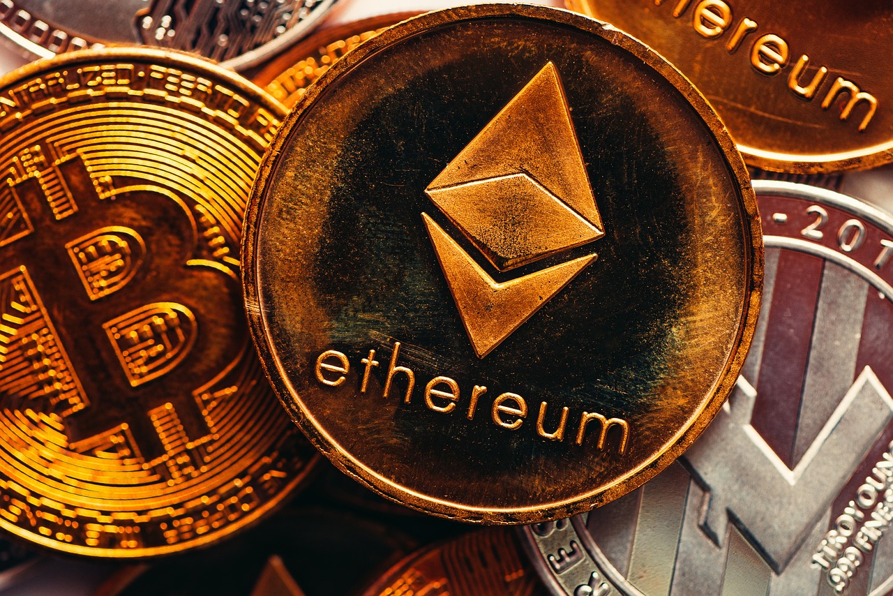 Crypto - Ethereum coin by Amhnasim via Pixabay