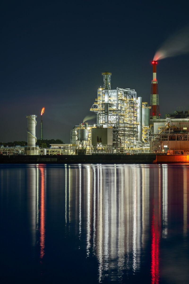 Natural Gas - Natural gas night flare at plant by Kanenori via Pixabay