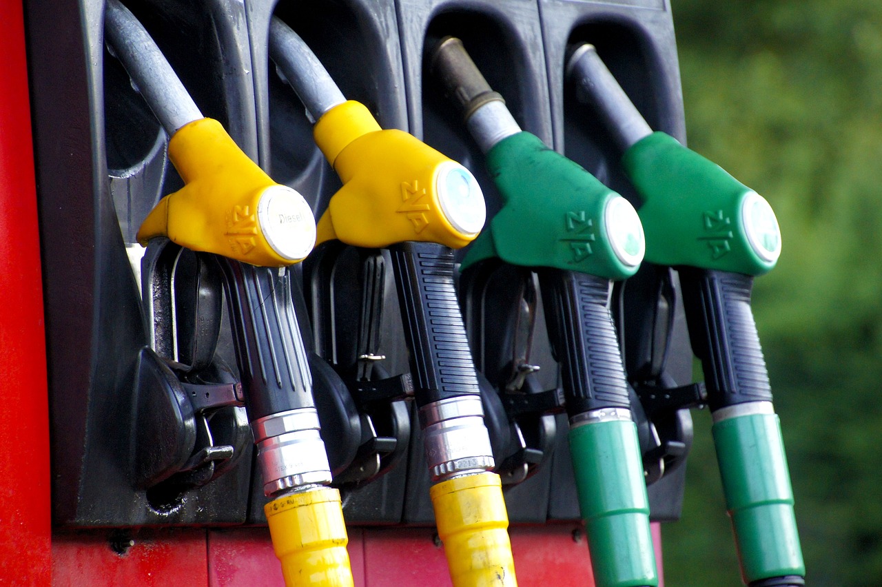 Oil - A fuel pump by IADE-Michoko via Pixabay