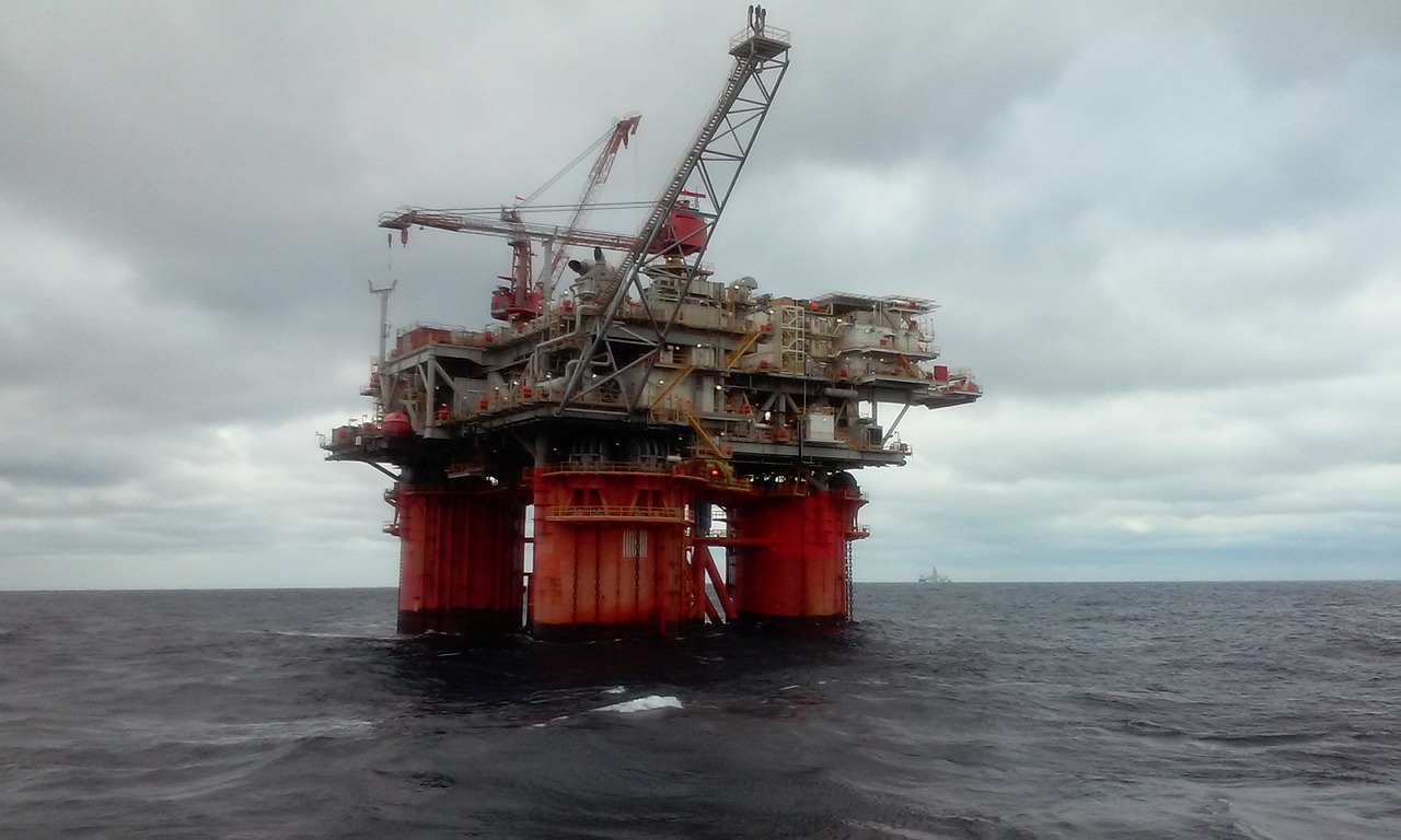 Oil - Floating oil rig in ocean by Keri Jackson via Pixabay