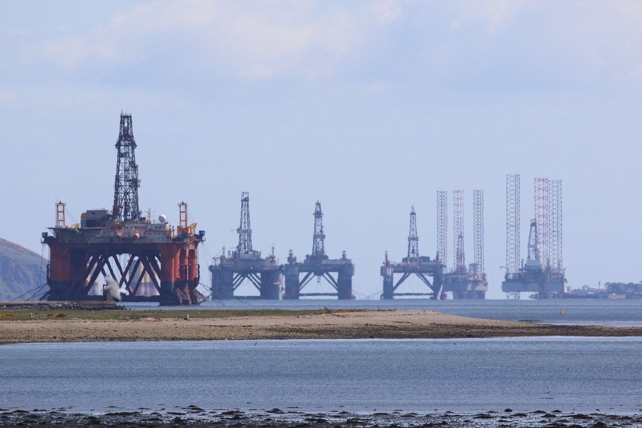 Oil - Jack up drilling rigs off coast by Elliot Day via Pixabay