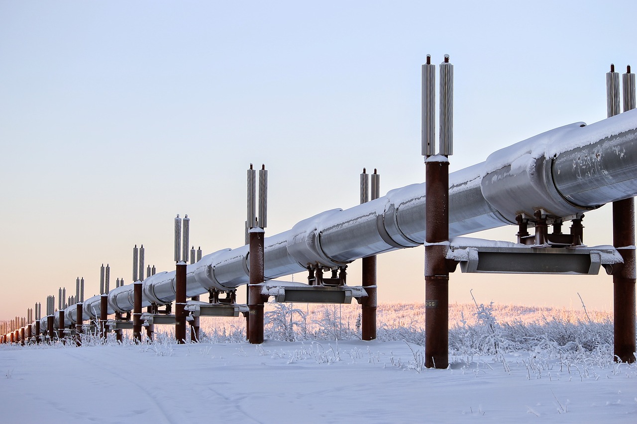 Oil - Oil pipeline in winter by Robson Machado via Pixabay