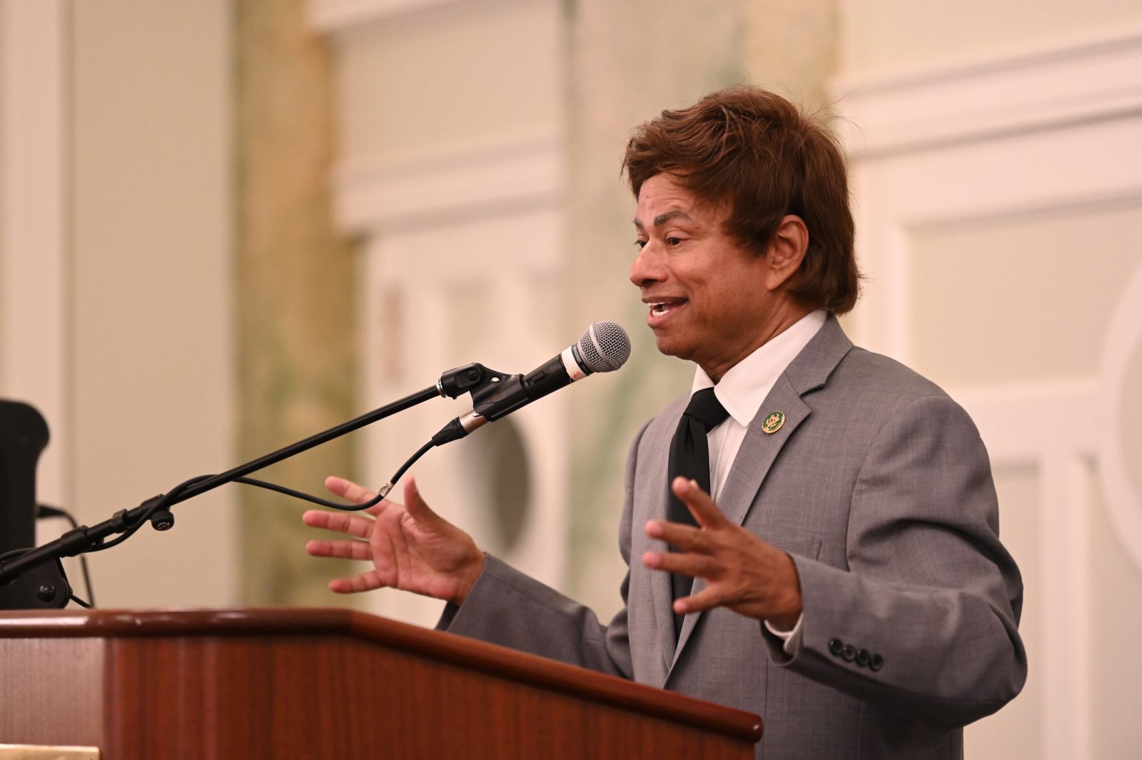 Congressman Shri Thanedar Disclosed a January Apple Stock Sale Worth up to $250,000 171 Days After the Legal Deadline