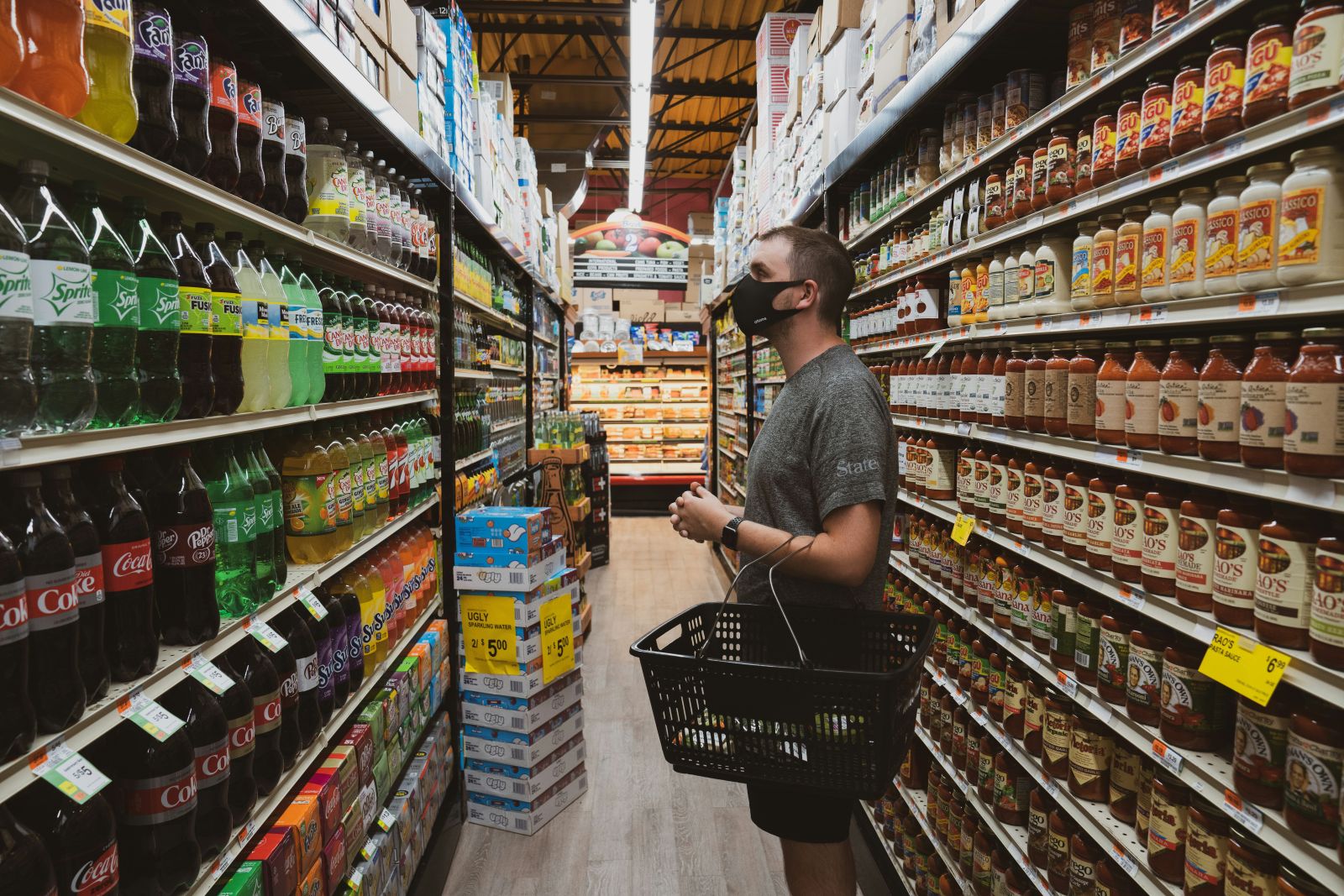 Shopping for beverages by Atoms via Unsplash