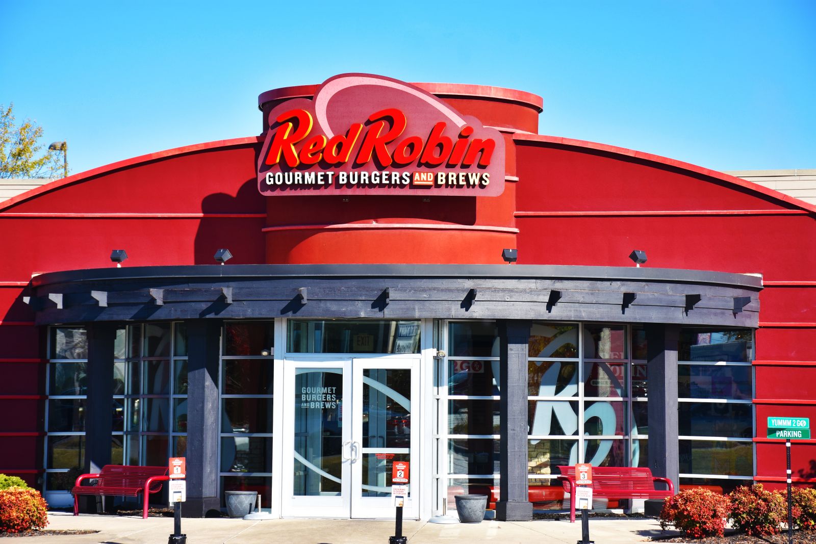 The front of a Red Robin location by Refrina via Adobe Stock