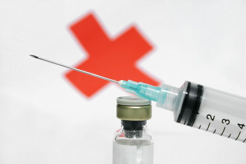 Healthcare - syringe-and-red-cross_MyWX9LvO-SBI-300194435