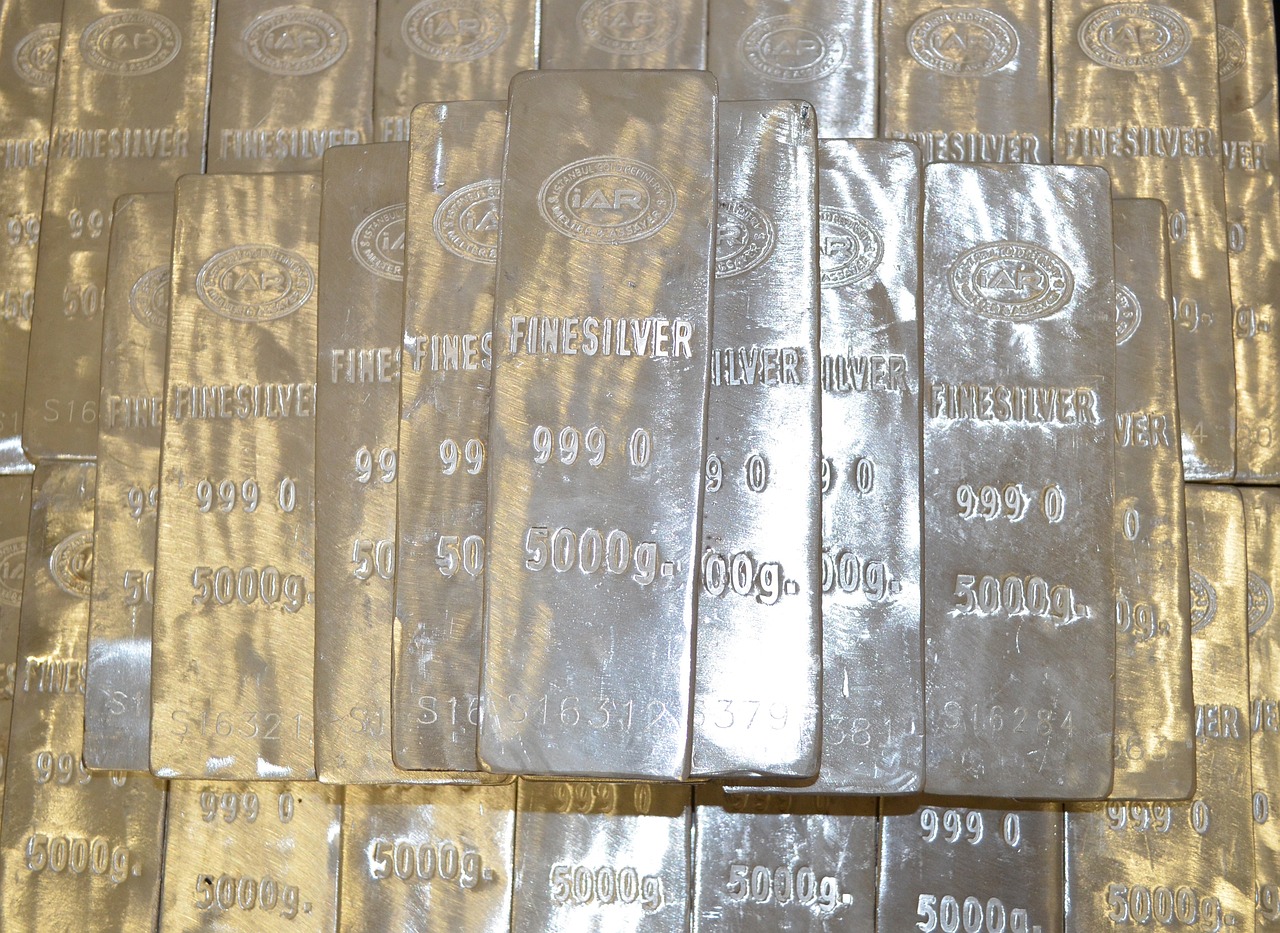 Silver - Silver bars stacked by Walter Freudling via Pixabay