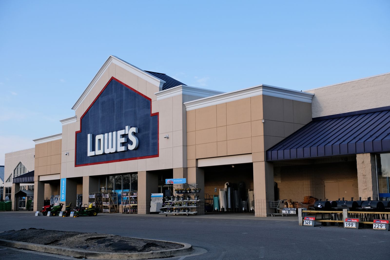 Will Lowe's Stock Keep Falling? Unusually Heavy LOW Put Options Activity May Imp...