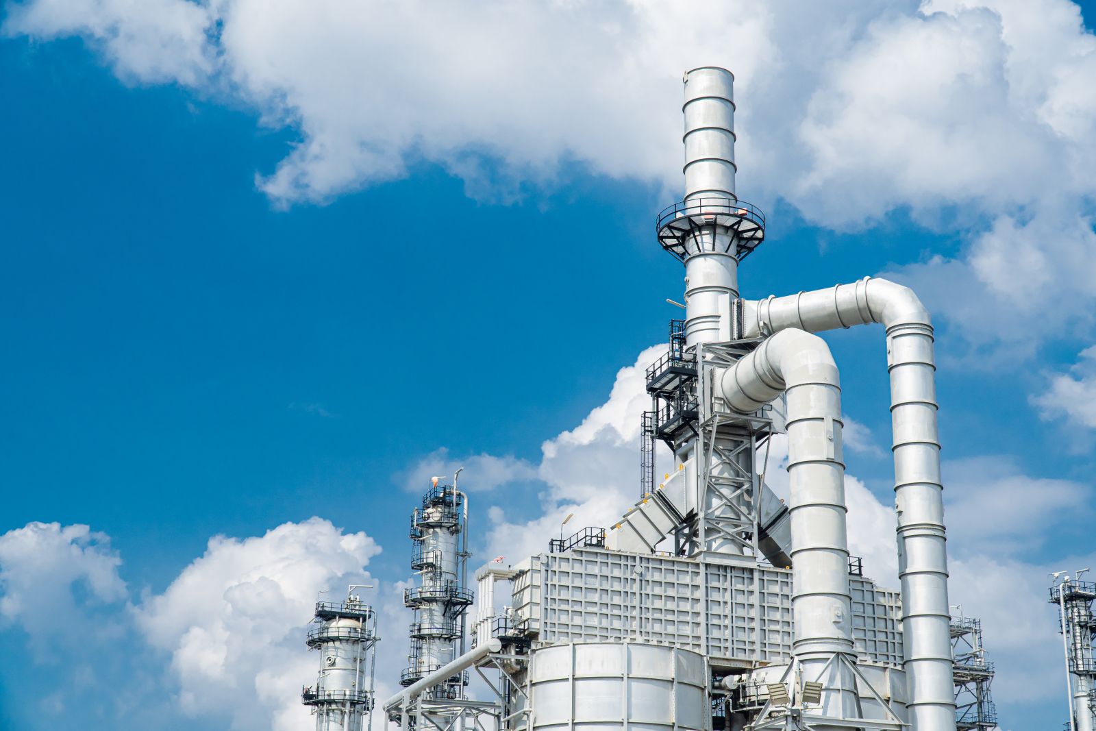 Oil refinery plant pipeline at blue sky by Tawanboonnak via Adobe Stock