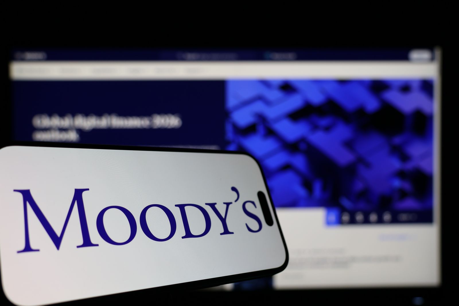 Moody´s logo in front of the company website By Bendix