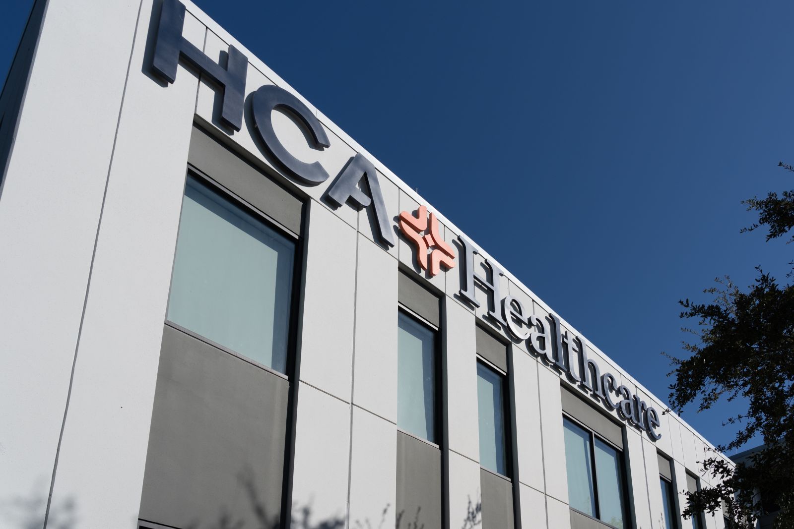 Do Wall Street Analysts Like HCA Healthcare Stock?