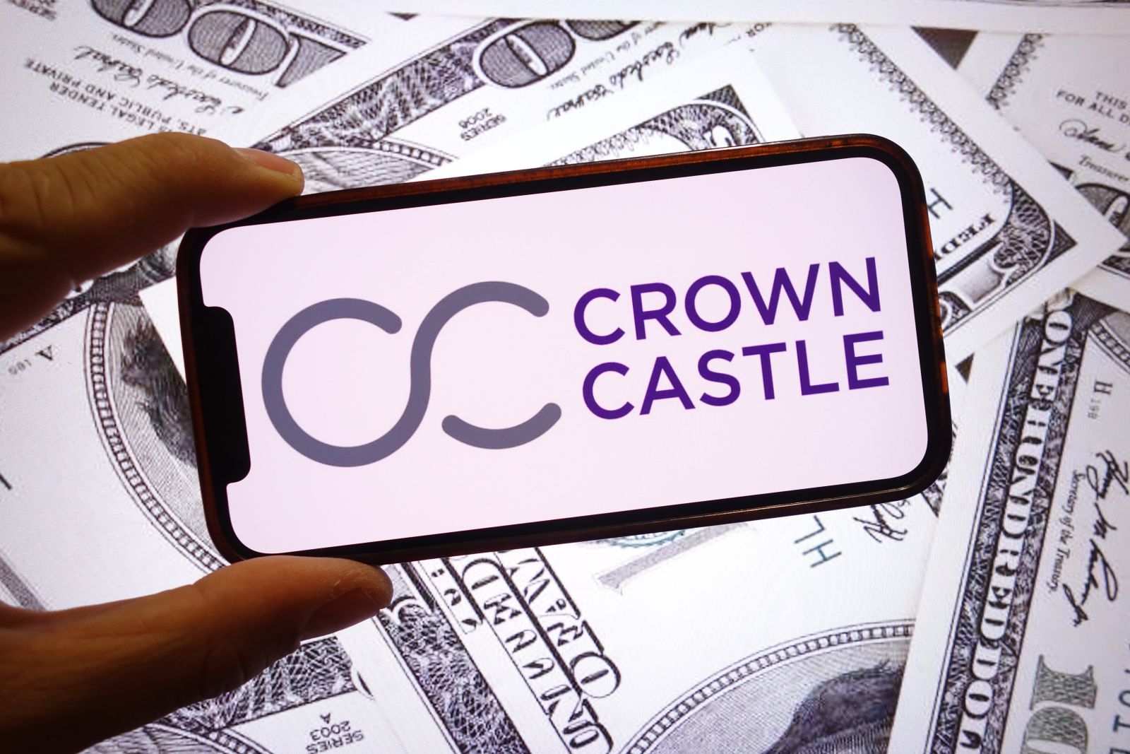 What Are Wall Street Analysts' Target Price for Crown Castle Stock?