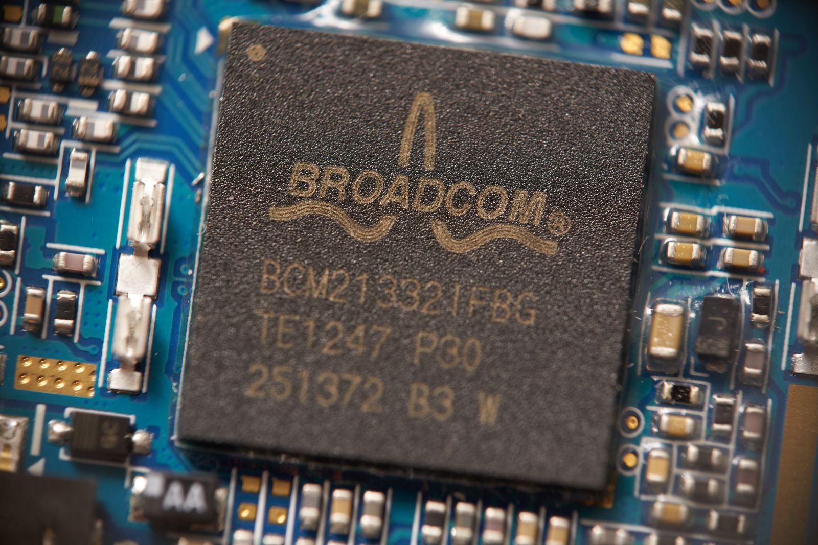 Broadcom’s $30 Billion Jackpot: Why Apple Admitting Defeat Makes This Stock an Automatic Buy