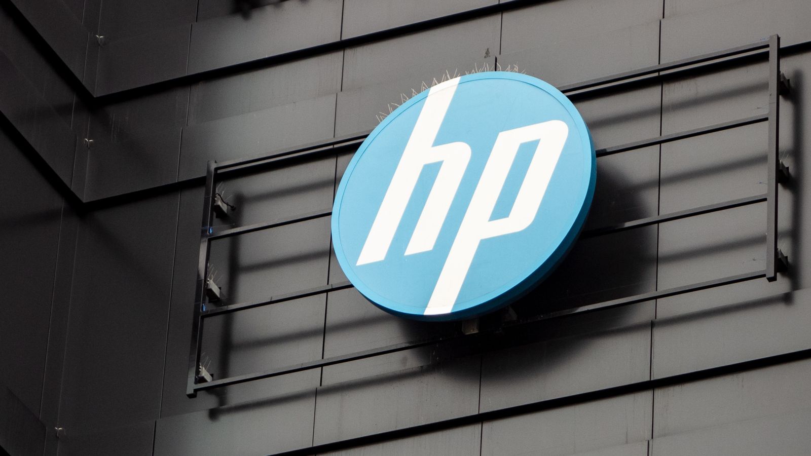 The logo of American Hewlett-Packard Enterprise company on a black building By mino21