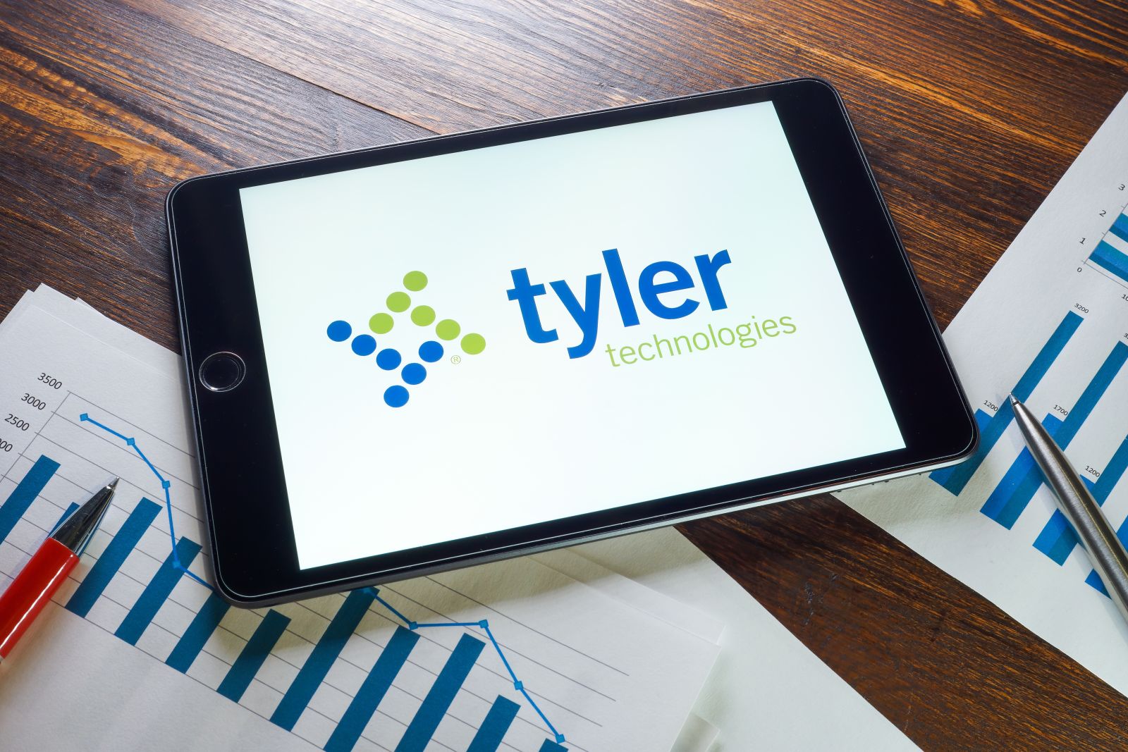 Are Wall Street Analysts Bullish on Tyler Technologies Stock?
