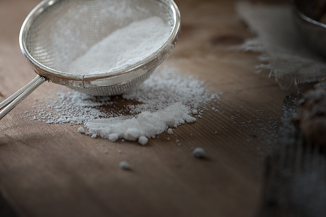 Sieve of confectioners sugar by Pezibear via Pixabay