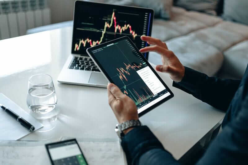 Charts, tickers, traders - Charting and Analysis Tablet and Laptop