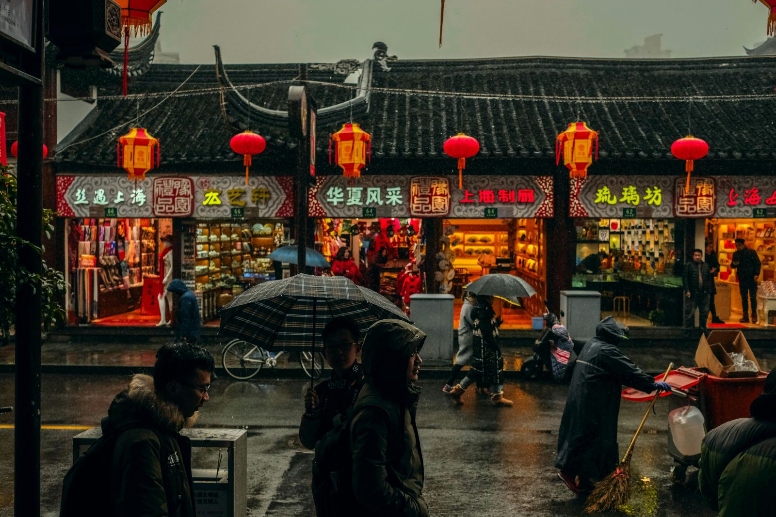 China - Chinese street on a rainy day by Nuno Alberto via Unsplash