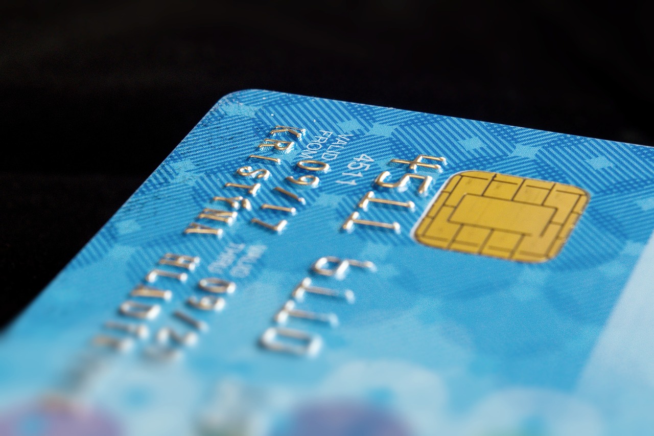 Credit card zoomed single blue by Vjkombajn via Pixabay