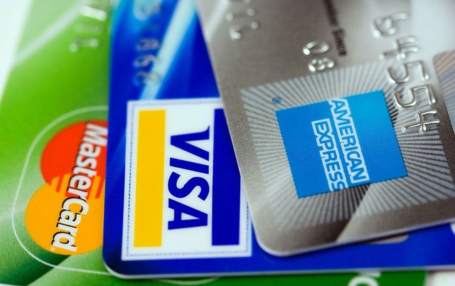 Credit Cards - Many credit cards - Visa Amex MC by Republica via Pixabay