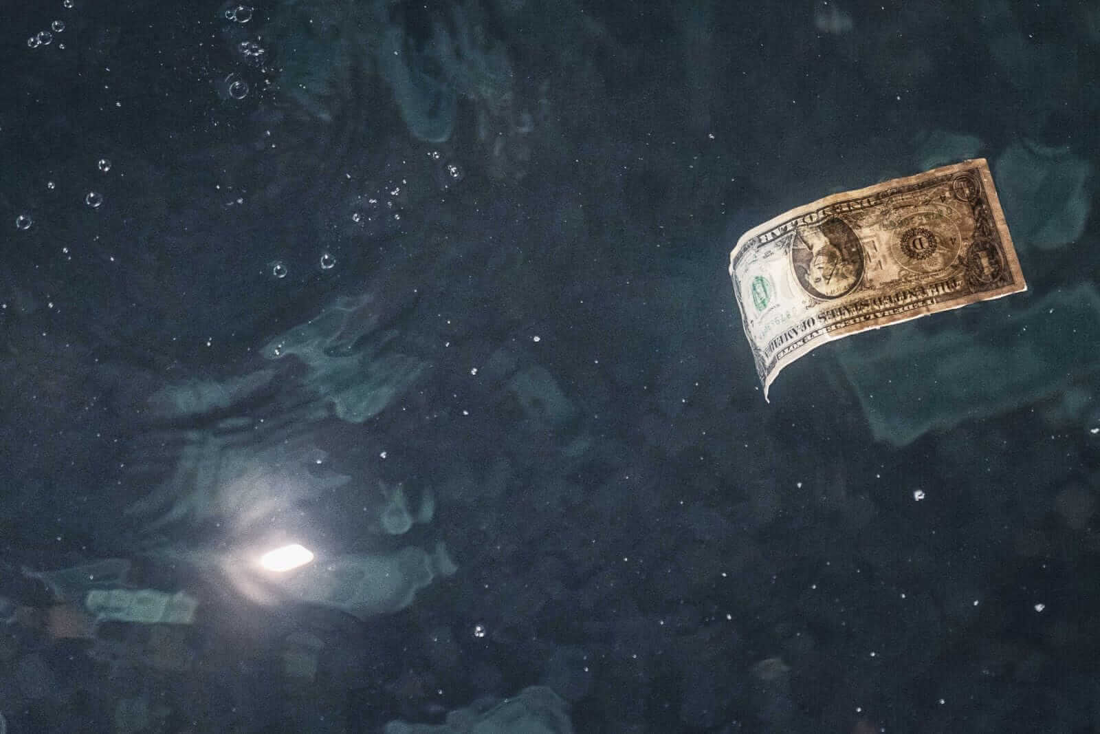 Dollar Retreats as Weak US Economic Reports Boost Fed Rate Cut Chances