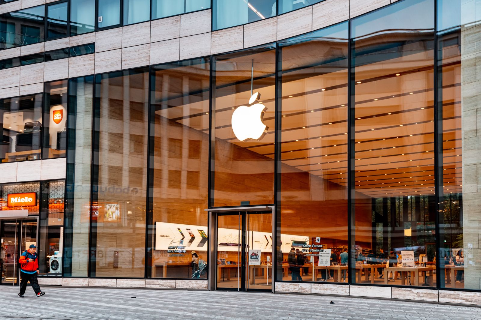 Tech (Ecommerce, Social Media, etc.) - Apple logo on store front by frantic00 via iStock