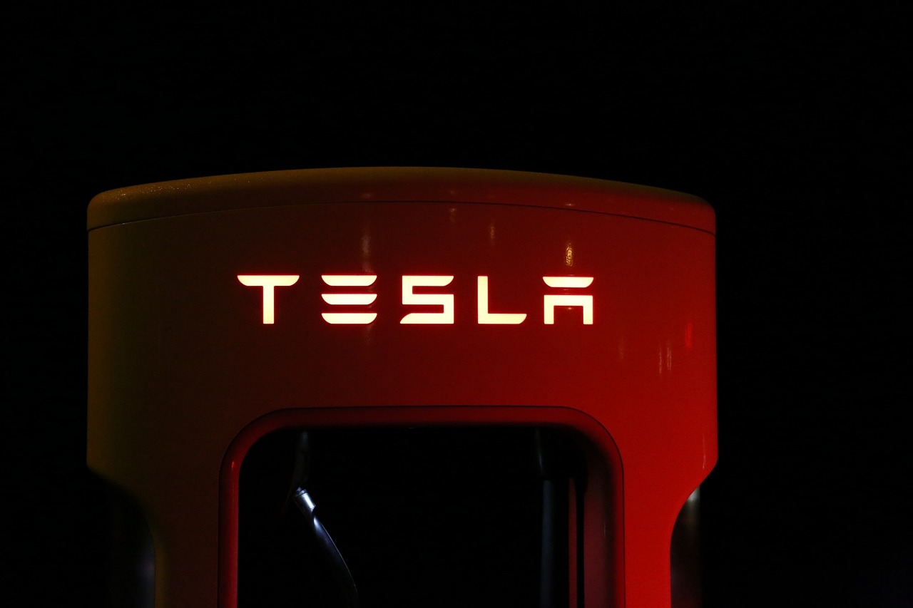 Tesla charging station black background by Blomst via Pixabay