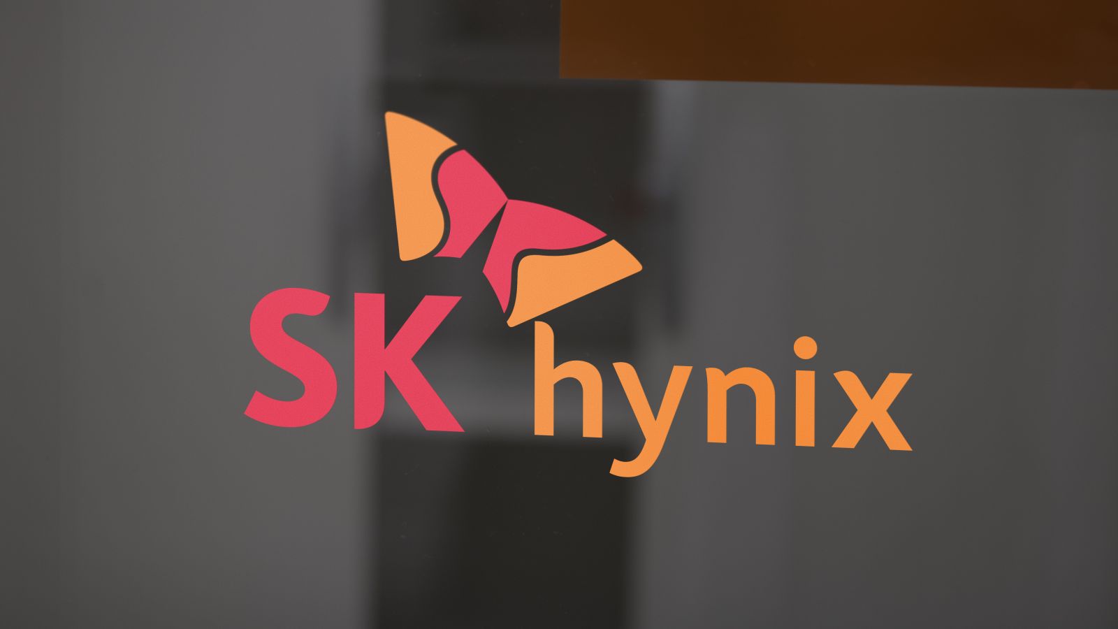 The SK hynix logo on a window by maurice norbert via Adobe Stock